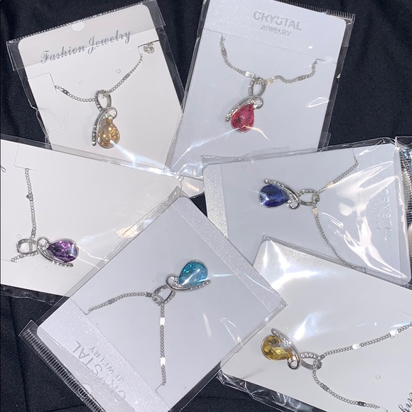 💋$6 or 2/$10💋Swarovski crystal necklace. NWT. - Picture 7 of 8